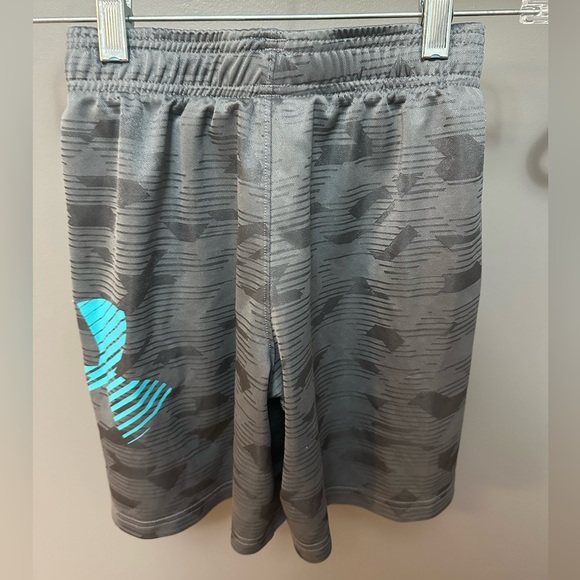 UNDER ARMOUR | Youth Small Grey Shorts - Picture 4 of 4